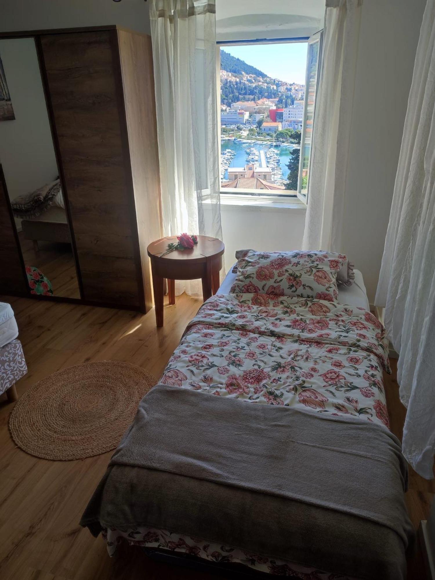 Peaceful House In Apartment